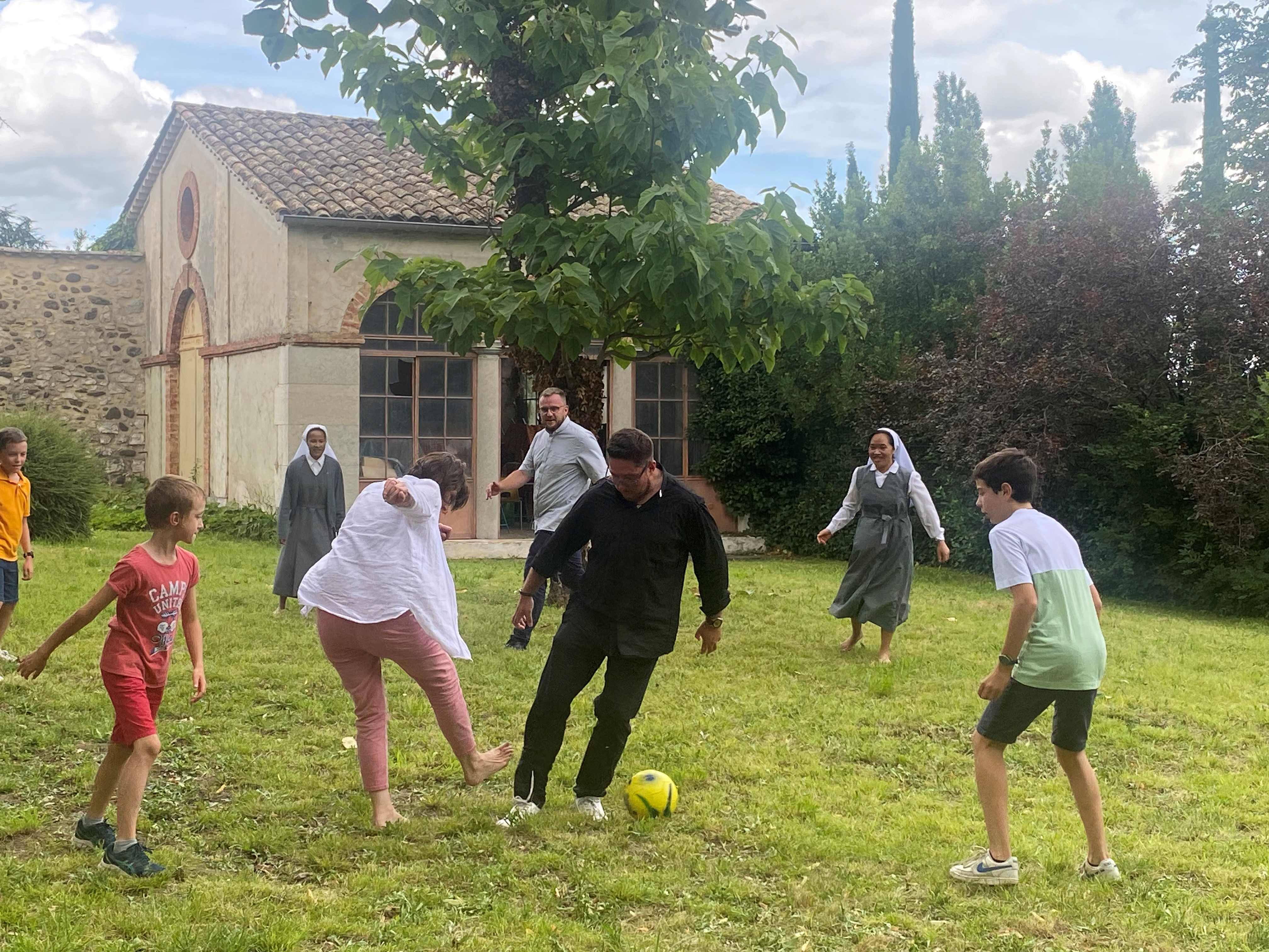 Les prêtres et les enfants jouent au foot lors de la fête paroissiale à Chomérac !