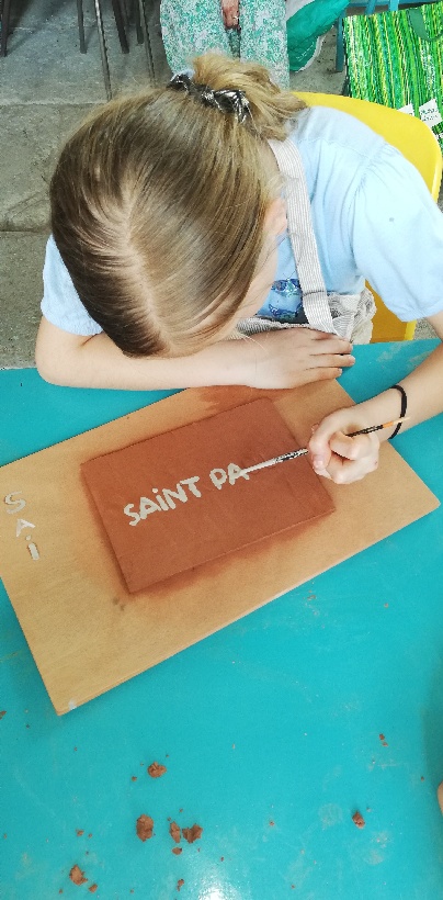 Les enfants et les plus grands fabriquent des panneaux pour l'église de Privas lors de la fête paroissiale à Chomérac !